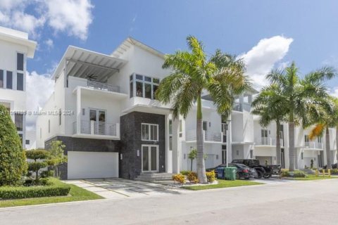 Villa ou maison à vendre à Doral, Floride: 5 chambres, 398.27 m2 № 1096141 - photo 2