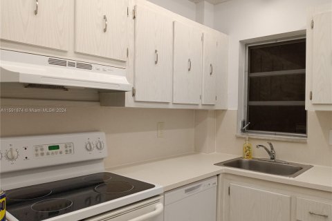 Condo in Dania Beach, Florida, 1 bedroom  № 1185672 - photo 2