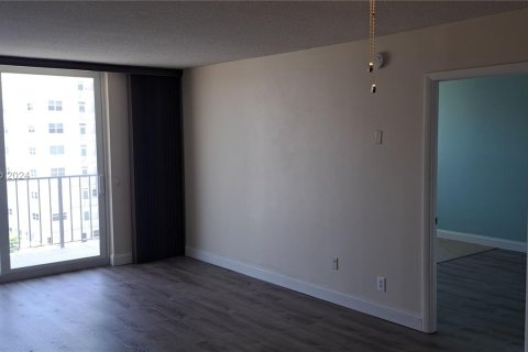 Condominio en venta en Hallandale Beach, Florida, 1 dormitorio, 80.64 m2 № 1185700 - foto 9