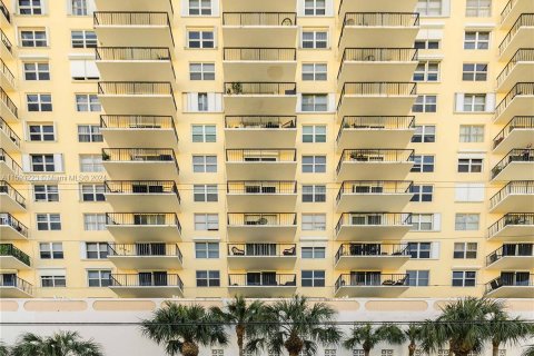 Condominio en venta en Hallandale Beach, Florida, 1 dormitorio, 80.64 m2 № 1185700 - foto 1