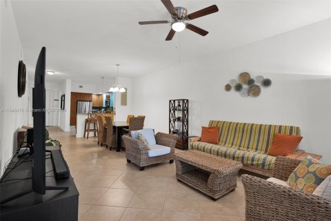 Condo in Lauderdale-by-the-Sea, Florida, 2 bedrooms  № 1189444 - photo 19