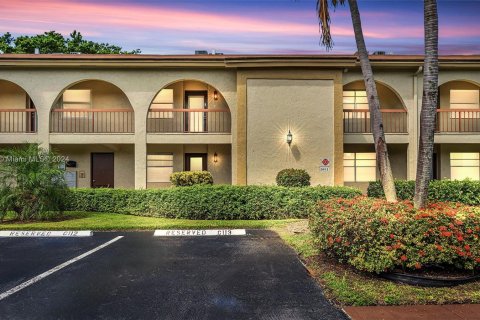 Condo in Coconut Creek, Florida, 2 bedrooms  № 1311165 - photo 1