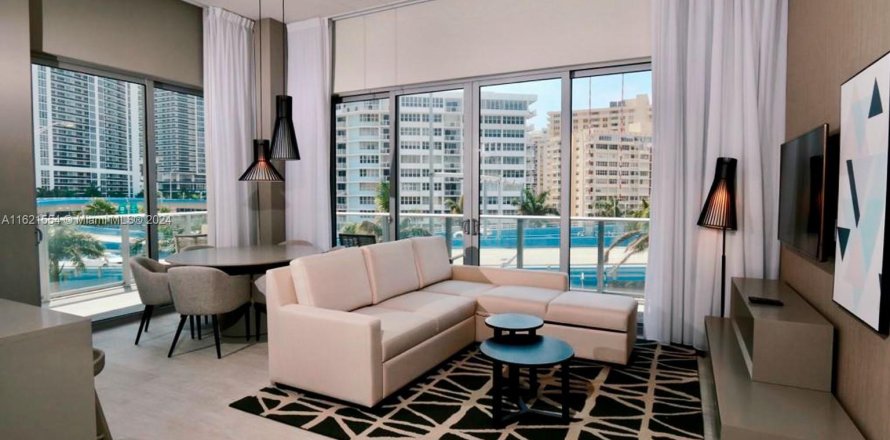 Condominio en Hollywood, Florida, 2 dormitorios  № 1242356