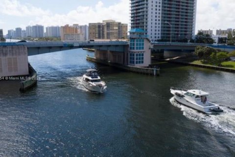 Condo in Hollywood, Florida, 2 bedrooms  № 1242356 - photo 26