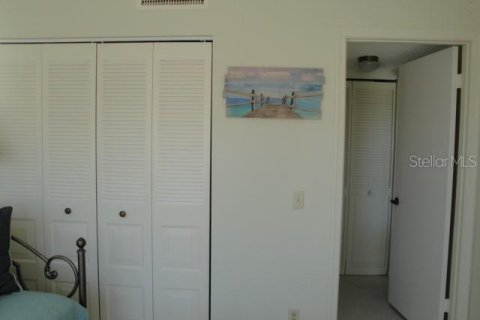 Condo in Saint Petersburg, Florida, 2 bedrooms  № 215034 - photo 18