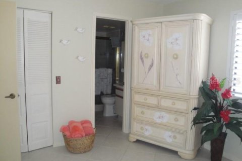 Condo in Saint Petersburg, Florida, 2 bedrooms  № 215034 - photo 9