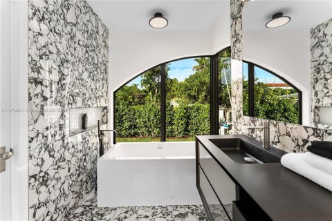 Casa en alquiler en Miami Beach, Florida, 5 dormitorios, 248.98 m2 № 1394999 - foto 27