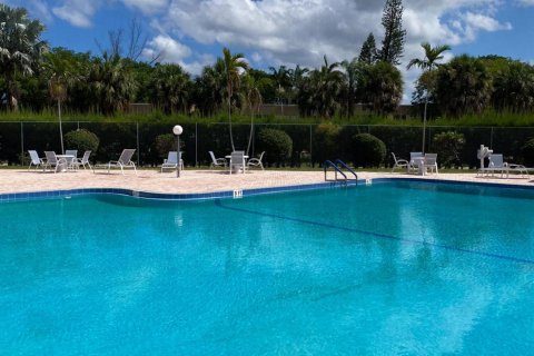 Condo in Palm Springs, Florida, 1 bedroom  № 1227802 - photo 22