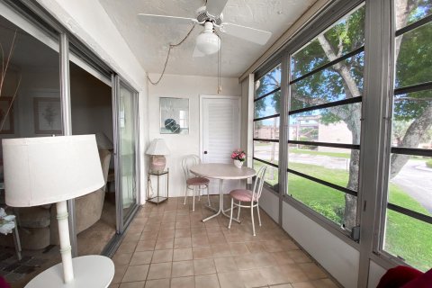 Condo in Palm Springs, Florida, 1 bedroom  № 1227802 - photo 14