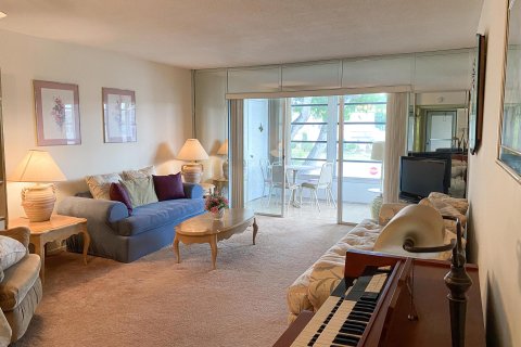 Condo in Palm Springs, Florida, 1 bedroom  № 1227802 - photo 10