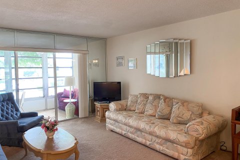 Condo in Palm Springs, Florida, 1 bedroom  № 1227802 - photo 9