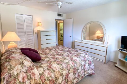 Condo in Palm Springs, Florida, 1 bedroom  № 1227802 - photo 2