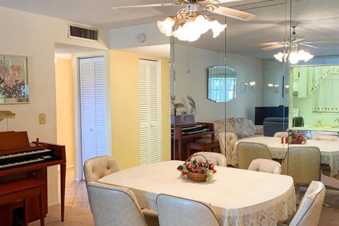 Condo in Palm Springs, Florida, 1 bedroom  № 1227802 - photo 7