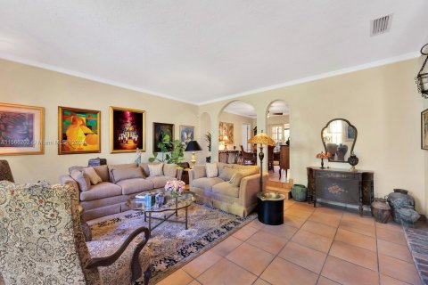 House in Coral Gables, Florida 5 bedrooms, 315.96 sq.m. № 1139002 - photo 12