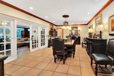 House in Coral Gables, Florida 5 bedrooms, 315.96 sq.m. № 1139002 - photo 20