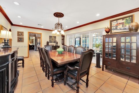 House in Coral Gables, Florida 5 bedrooms, 315.96 sq.m. № 1139002 - photo 21