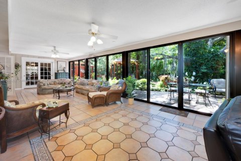 House in Coral Gables, Florida 5 bedrooms, 315.96 sq.m. № 1139002 - photo 22