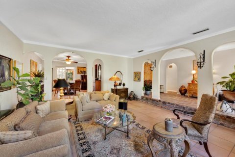 House in Coral Gables, Florida 5 bedrooms, 315.96 sq.m. № 1139002 - photo 13