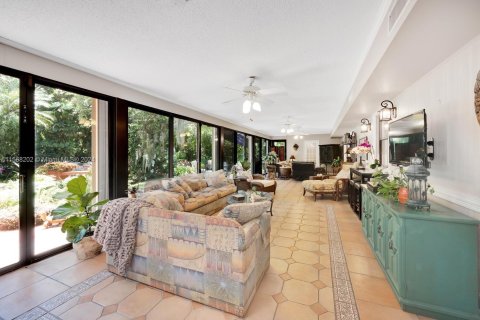 House in Coral Gables, Florida 5 bedrooms, 315.96 sq.m. № 1139002 - photo 23