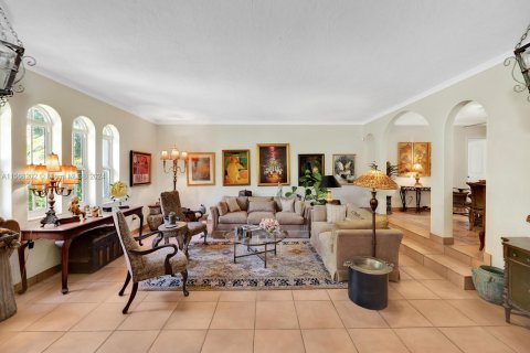 House in Coral Gables, Florida 5 bedrooms, 315.96 sq.m. № 1139002 - photo 11