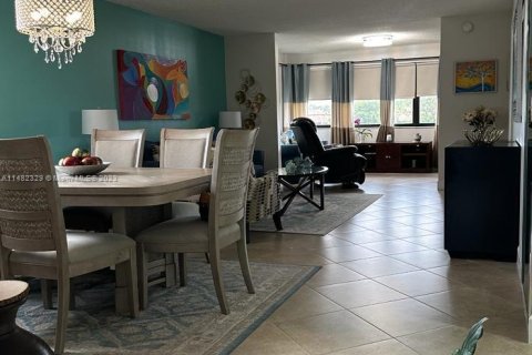 Condominio en venta en Sunrise, Florida, 2 dormitorios, 115.66 m2 № 927024 - foto 1