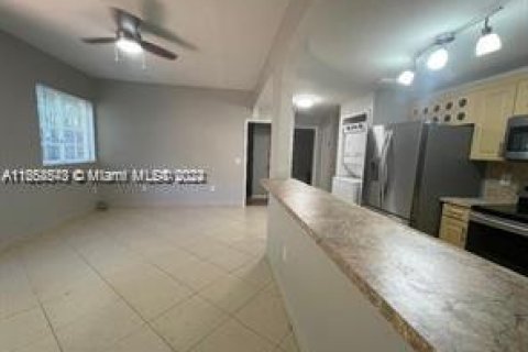 Adosado en alquiler en Hialeah, Florida, 3 dormitorios, 115.66 m2 № 1367135 - foto 2