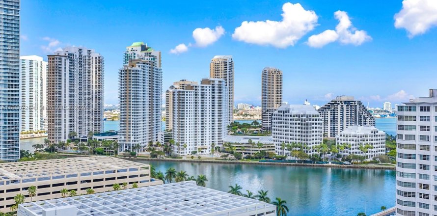 Condominio en Miami, Florida, 2 dormitorios  № 1367059