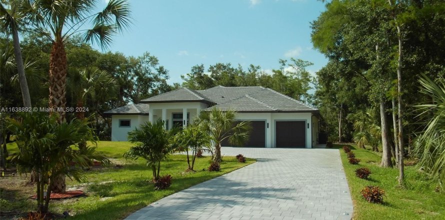 House in Naples, Florida 5 bedrooms, 235.69 sq.m. № 1310929