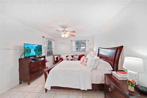 Condo in Pembroke Pines, Florida, 2 bedrooms  № 722413 - photo 14