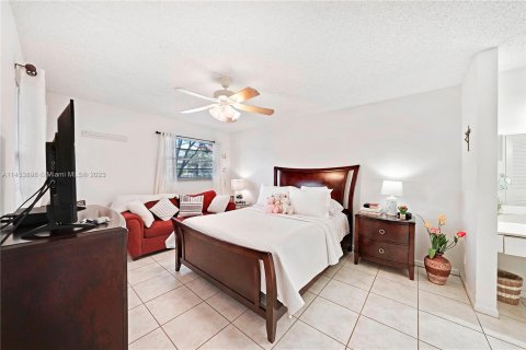 Condo in Pembroke Pines, Florida, 2 bedrooms  № 722413 - photo 13