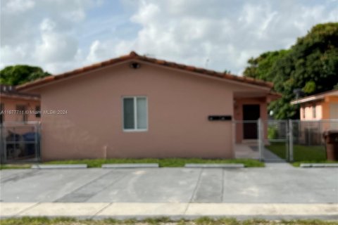 Immobilier commercial à vendre à Hialeah, Floride: 152.36 m2 № 1403032 - photo 1