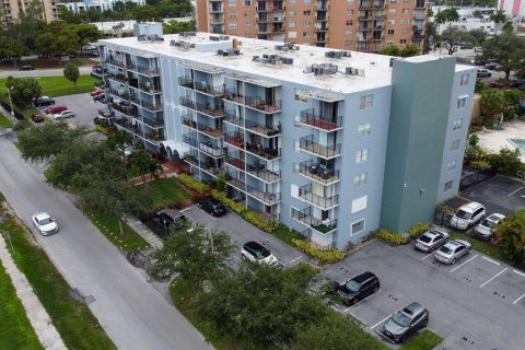 Купить кондоминиум в Норт-Майами, Флорида 3 комнаты, 97.55м2, № 1139917 - фото 2