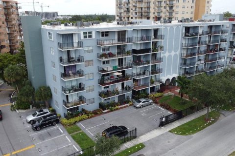 Купить кондоминиум в Норт-Майами, Флорида 3 комнаты, 97.55м2, № 1139917 - фото 1