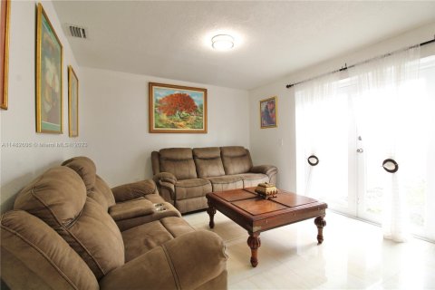 Купить виллу или дом в Майами-Гарденс, Флорида 5 спален, 190.45м2, № 827178 - фото 18