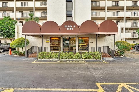 Condo in Lauderhill, Florida, 2 bedrooms  № 1315945 - photo 2