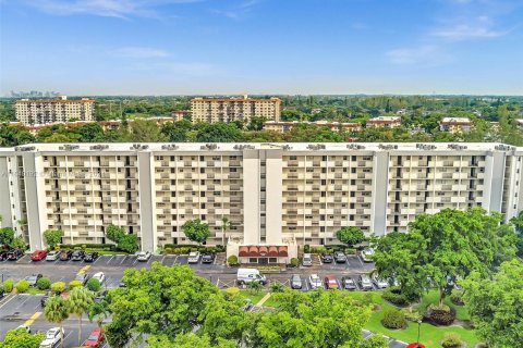 Condo in Lauderhill, Florida, 2 bedrooms  № 1315945 - photo 1