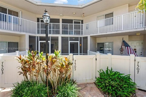 Copropriété à vendre à Tamarac, Floride: 2 chambres, 123.1 m2 № 1398431 - photo 1