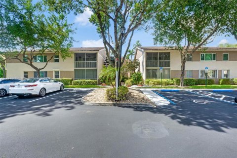 Copropriété à vendre à Tamarac, Floride: 2 chambres, 123.1 m2 № 1398431 - photo 2