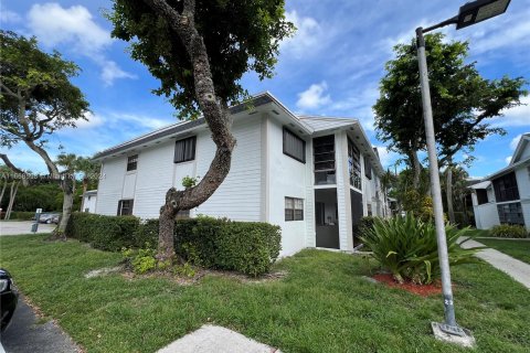 Condo in Hialeah, Florida, 2 bedrooms  № 1384607 - photo 9