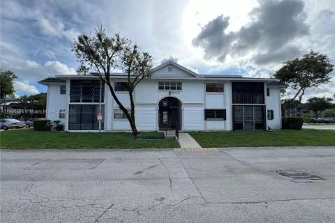 Copropriété à vendre à Hialeah, Floride: 2 chambres, 94.57 m2 № 1384607 - photo 1