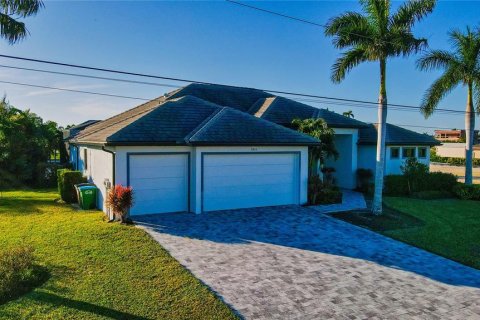 House in Cape Coral, Florida 3 bedrooms, 214.14 sq.m. № 916183 - photo 6