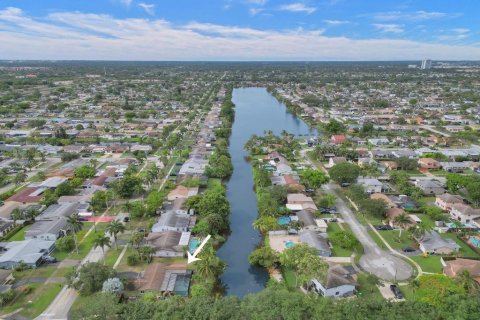 Villa ou maison à vendre à Sunrise, Floride: 3 chambres, 129.88 m2 № 1229226 - photo 2