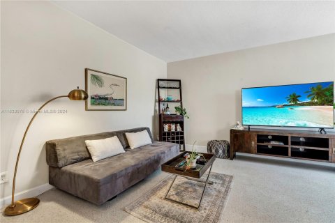 Condo in Hollywood, Florida, 1 bedroom  № 1310979 - photo 1