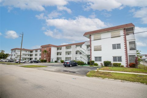 Condo in Lauderhill, Florida, 2 bedrooms  № 1227825 - photo 1