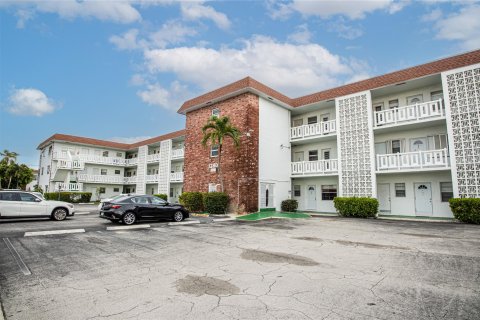 Condo in Lauderhill, Florida, 2 bedrooms  № 1227825 - photo 2