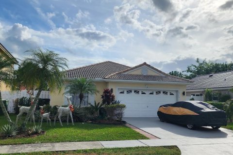Villa ou maison à vendre à Pembroke Pines, Floride: 3 chambres, 150.87 m2 № 882194 - photo 2