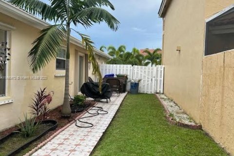 House in Pembroke Pines, Florida 3 bedrooms, 150.87 sq.m. № 882194 - photo 21
