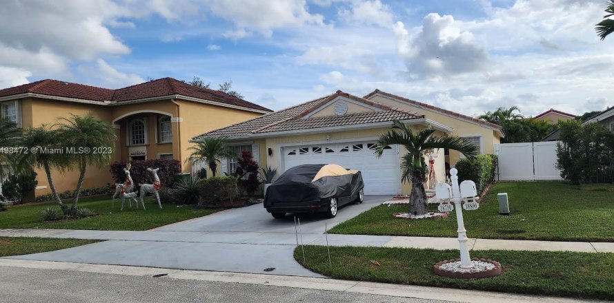 House in Pembroke Pines, Florida 3 bedrooms, 150.87 sq.m. № 882194