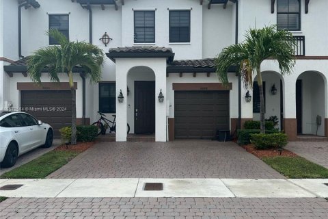 Townhouse in Doral, Florida 3 bedrooms, 156.08 sq.m. № 1132548 - photo 1
