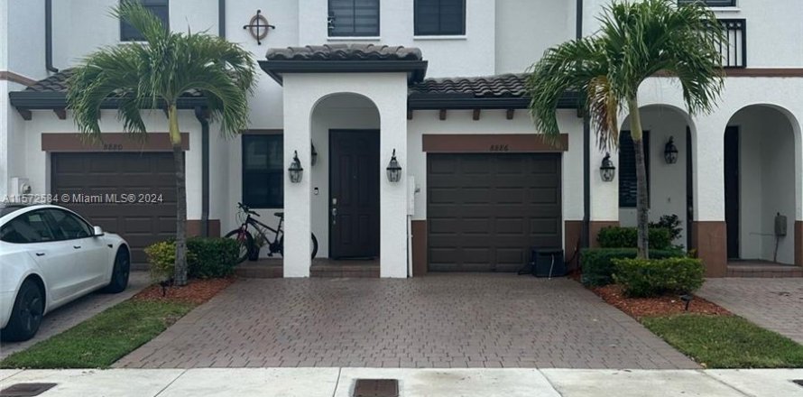 Townhouse in Doral, Florida 3 bedrooms, 156.08 sq.m. № 1132548